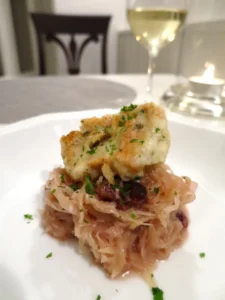 Semmelknödel auf Cranberry-Rieslingkraut