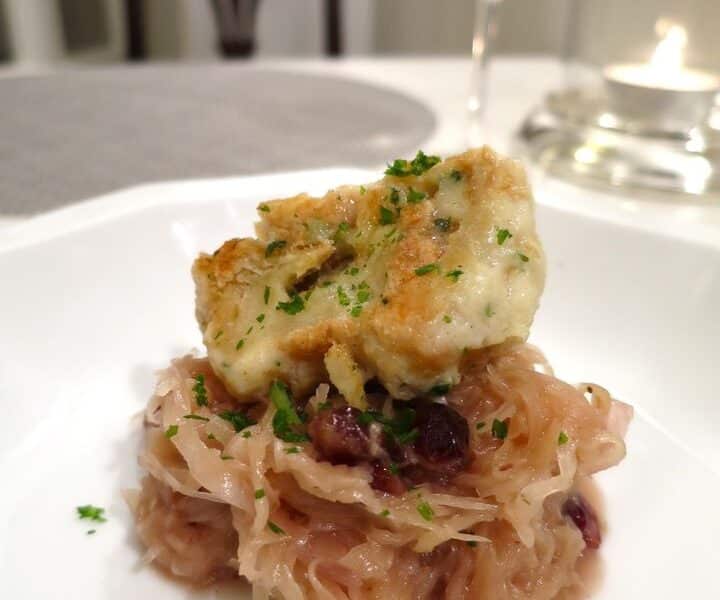 Semmelknödel auf Cranberry-Rieslingkraut