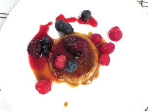 Espresso-Custards mit karamellisierten Beeren