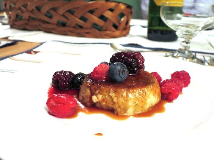 Espresso-Custards mit karamellisierten Beeren
