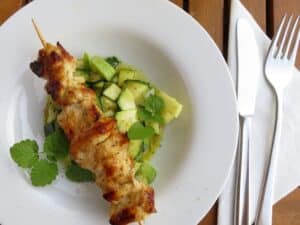 Gegrillte Hähnchenspieße an Zucchini-Apfelsalat mit GEFRO Balance (Anzeige)