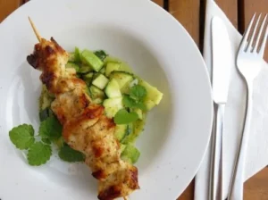 Gegrillte Hähnchenspieße an Zucchini-Apfelsalat mit GEFRO Balance (Anzeige)