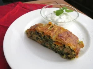 Orientalische Couscous-Hack Rolle mit Minzjoghurt
