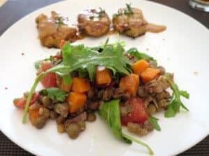 Linsensalat und Beilagen zum Grillen
