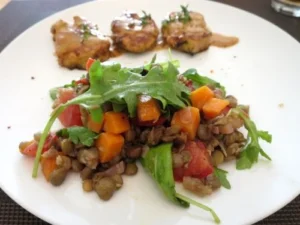 Linsensalat und Beilagen zum Grillen