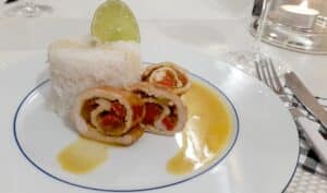 Putenroulade mit Mango-Chutney in Kokossoße