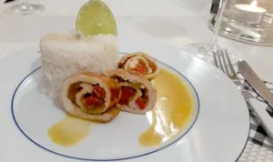 Putenroulade mit Mango-Chutney in Kokossoße