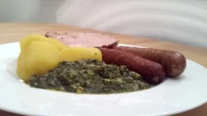 Traditioneller Grünkohl mit Bremer Pinkel