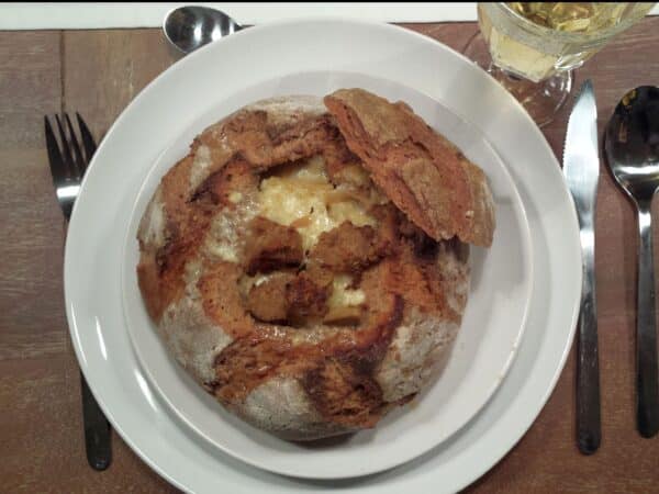Französische Zwiebelsuppe im Brotteig