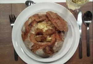 Französische Zwiebelsuppe im Brotteig