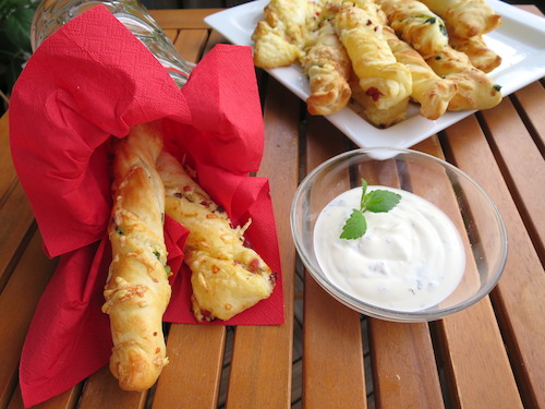 Blätterteigstangen mit Schinkenwürfel