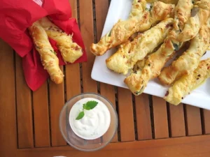 Grillspaß mit Blätterteigstangen und Meggle Dip&Top (Anzeige)