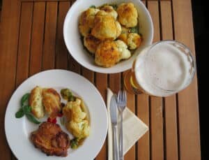 Gegrillter Blumenkohl und MEGGLE Ofen Schnecke als Grillbeilage (Anzeige)