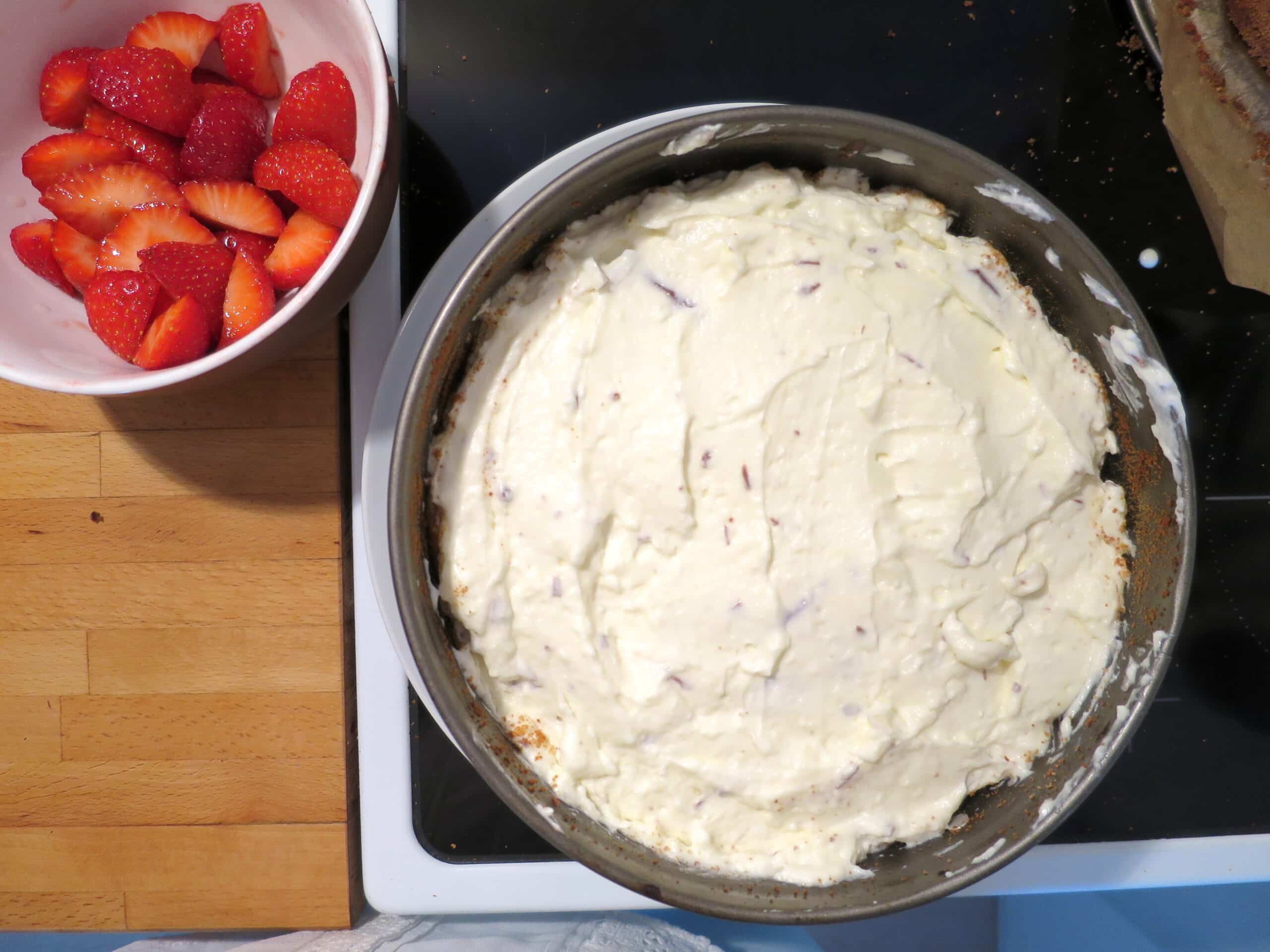 Erdbeer-Stracciatella Torte