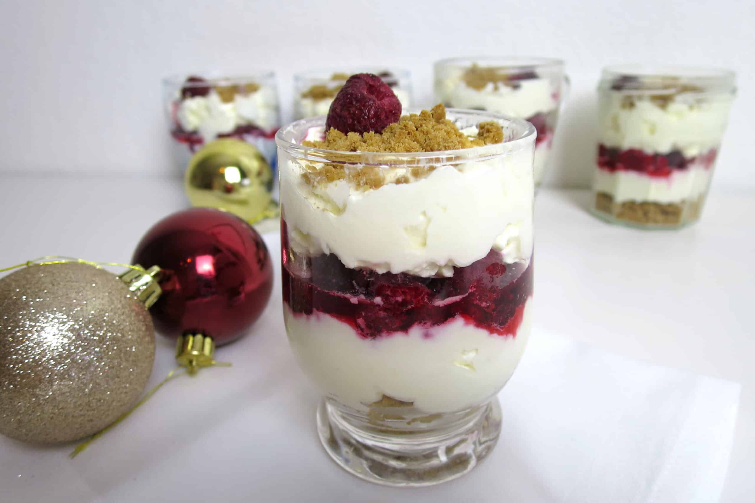 Weihnachtsdessert mit Spekulatius und Himbeeren
