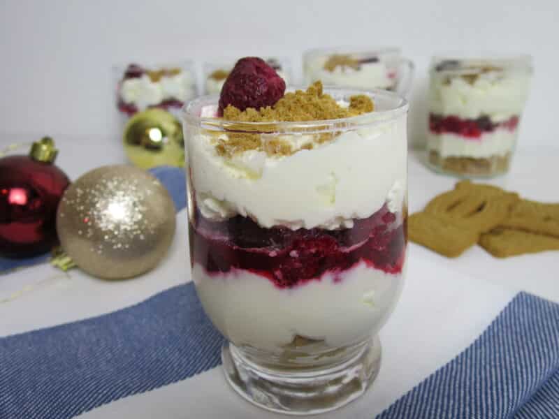 Weihnachtsdessert mit Spekulatius und Himbeeren
