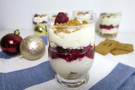 Weihnachtsdessert mit Spekulatius und Himbeeren