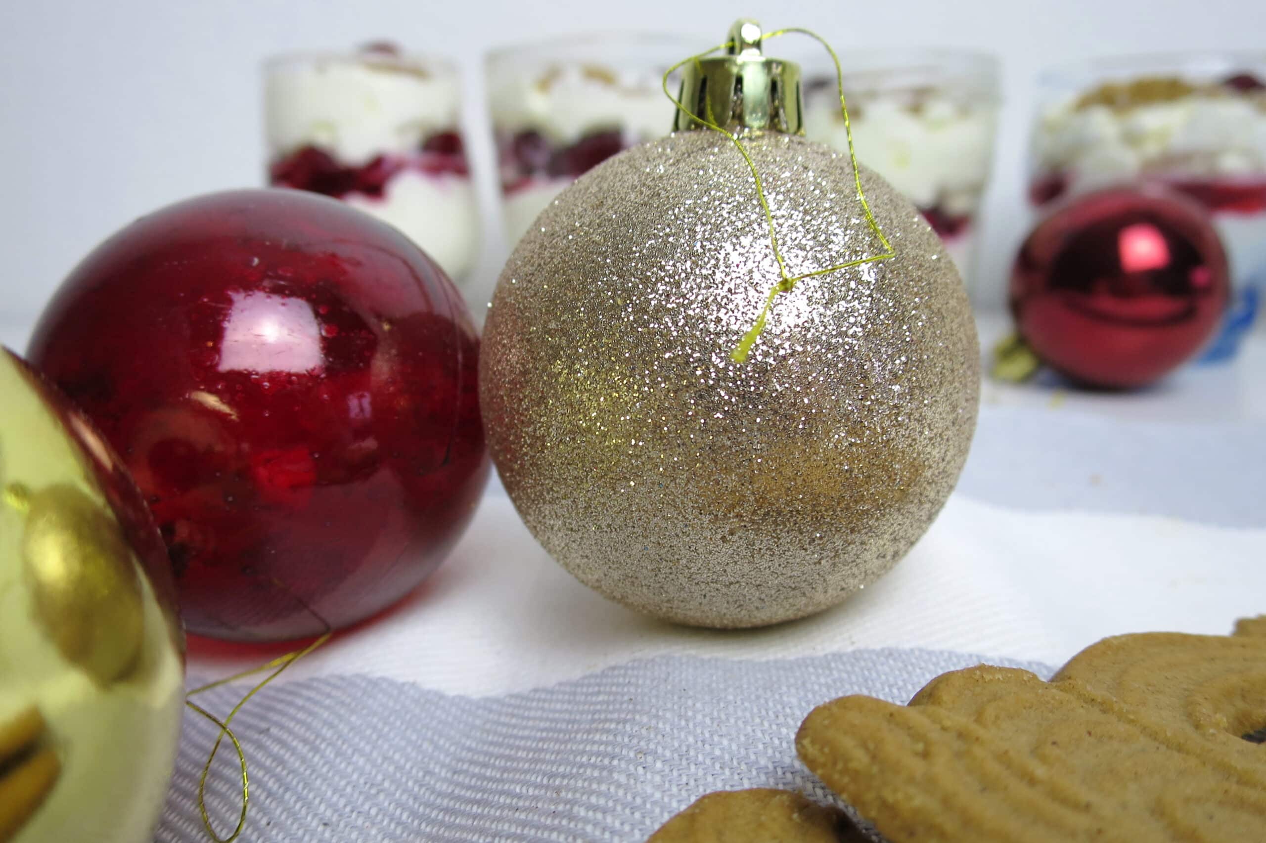 Weihnachtsdessert mit Spekulatius und Himbeeren