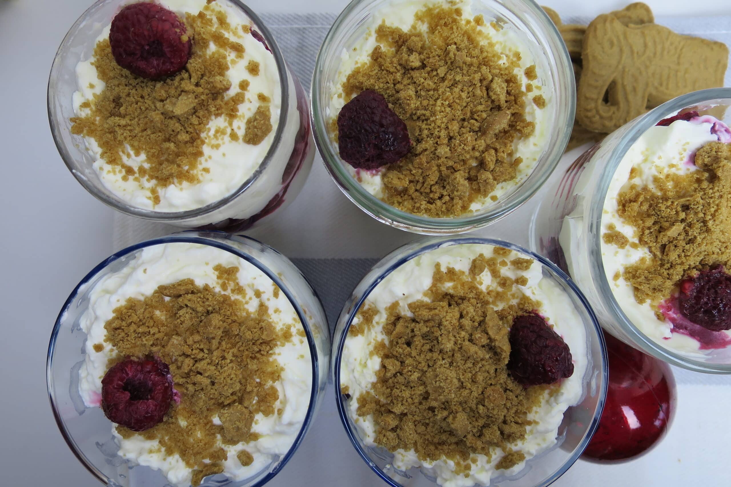 Weihnachtsdessert mit Spekulatius und Himbeeren
