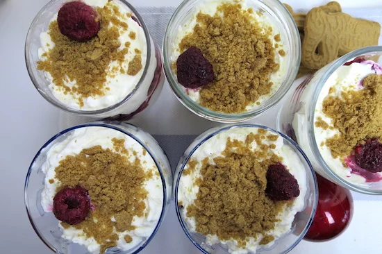 Weihnachtsdessert mit Spekulatius und Himbeeren 3