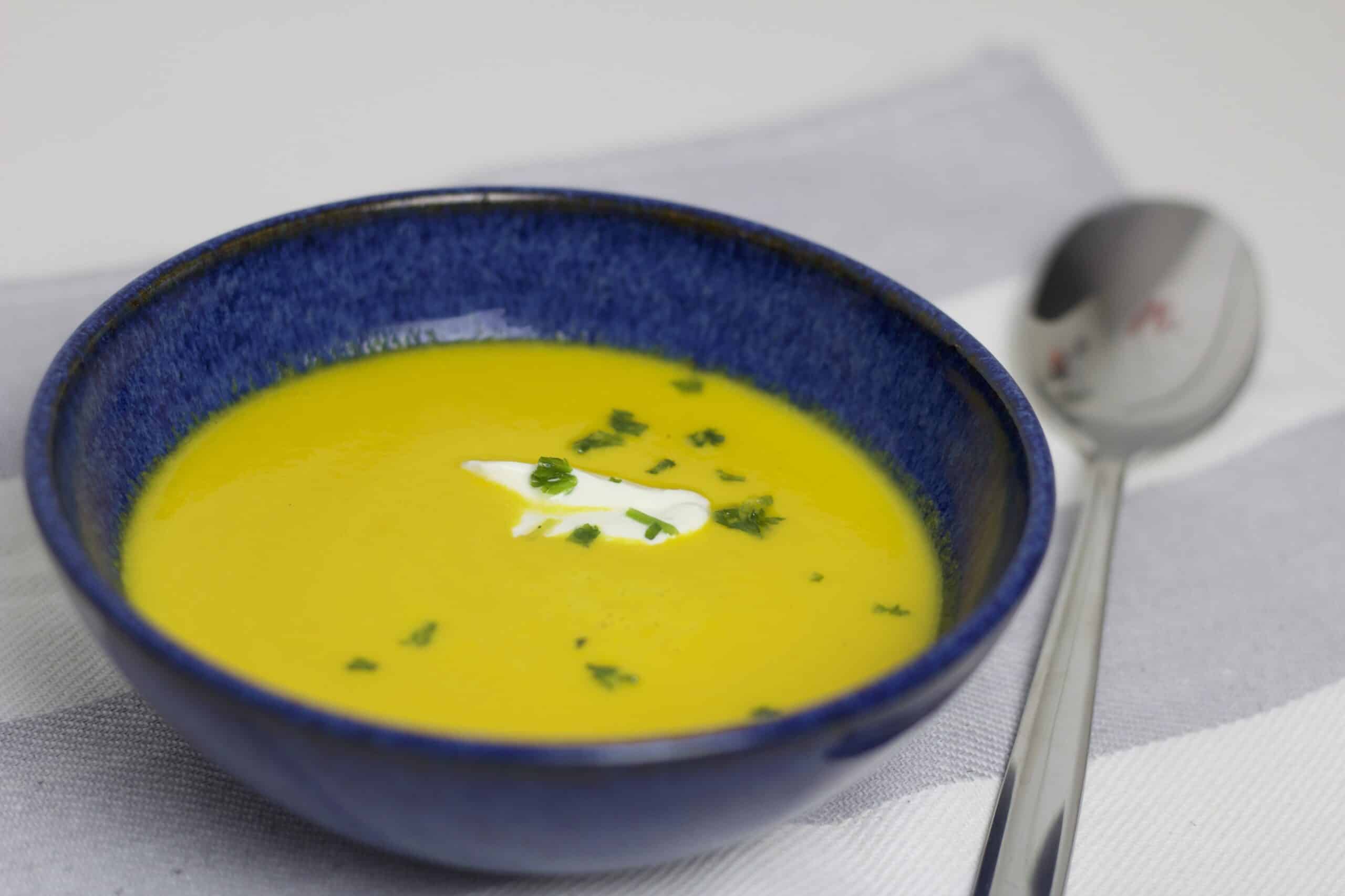 Rübli-Suppe mit Erdnussnote