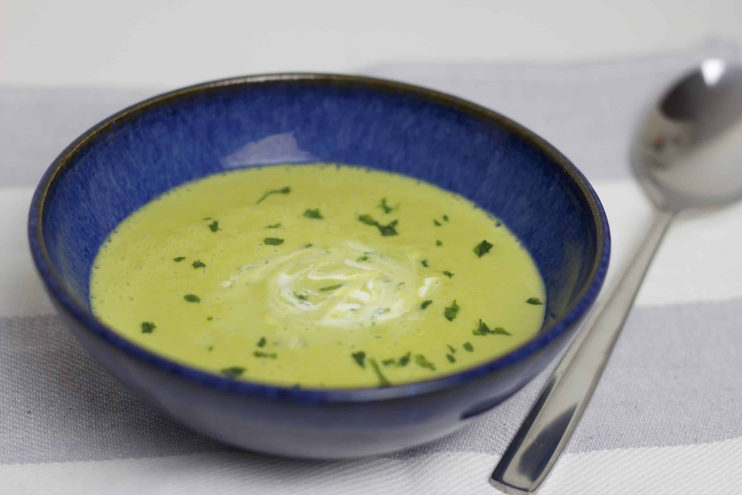 Feine Erbsensuppe mit Petersilie