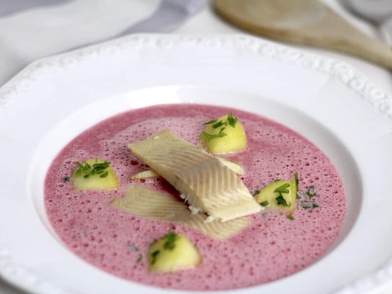 Rote-Bete Suppe mit karamellisiertem Apfel