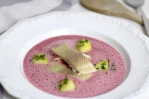 Rote-Bete Suppe mit karamellisiertem Apfel und Forellenfilet