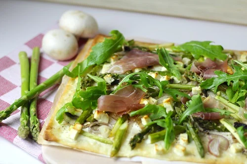Die besten Spargelrezepte Flammkuchen mit Spargel