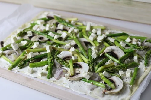 Flammkuchen mit Spargel und Parmaschinken2