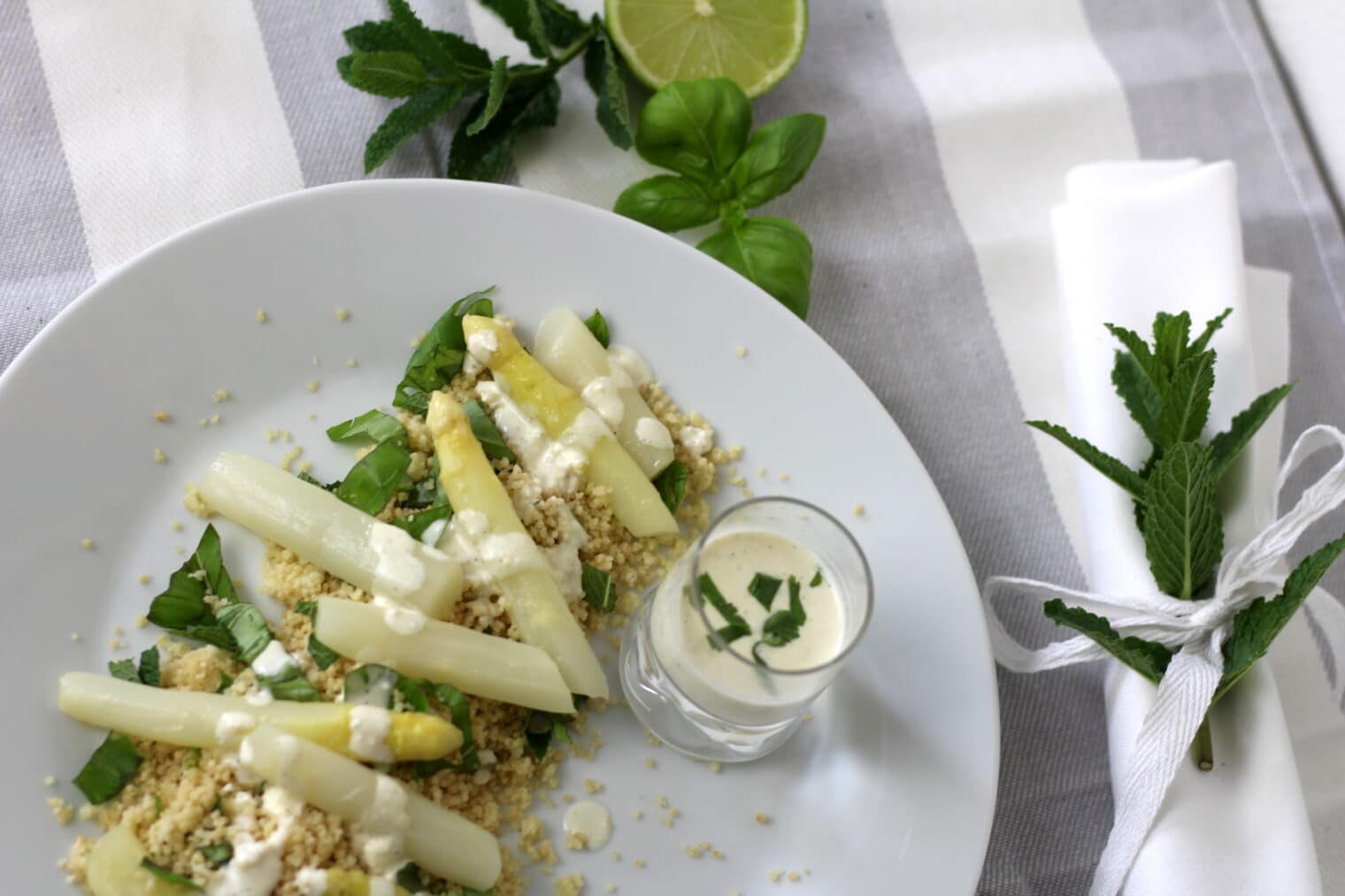 Honig-Spargel auf Kräuter-Couscous