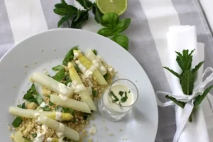Honig-Spargel auf Kräuter-Couscous